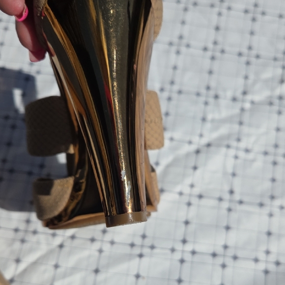 MICHAEL Michael Kors Tan and Gold Heels - Picture 5 of 14